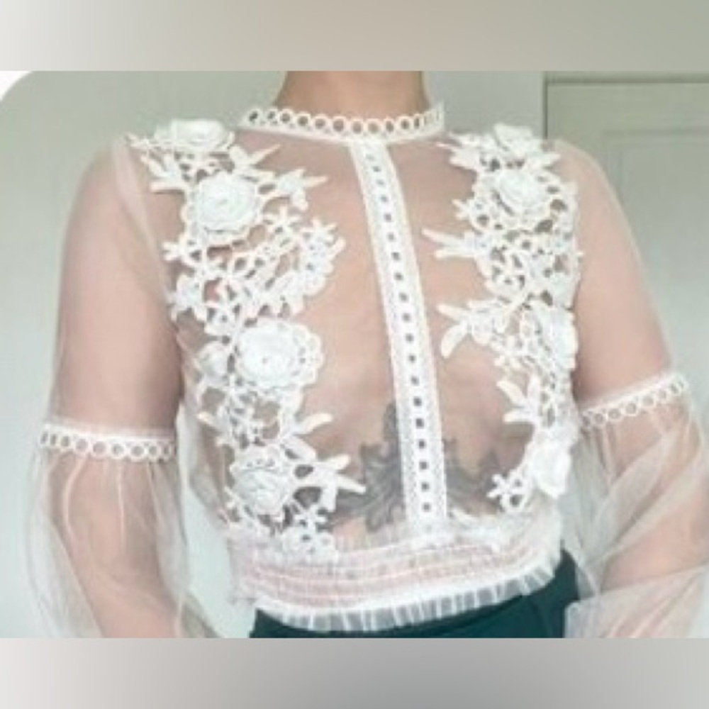 🦊🥰New with tag White Lace  sheer bodysuit Size S